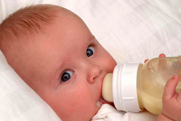 3-х месячный ребёнок кушает молоко