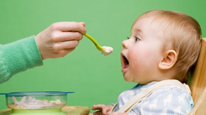 ребёнок ест овсяную кашу