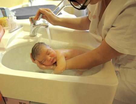 подмываем новорожденного ребёнка