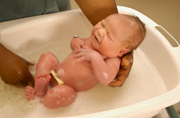первое купание новорожденного